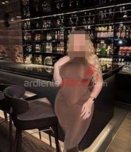 La calidez de una mujer latina con dulzura y cercanía