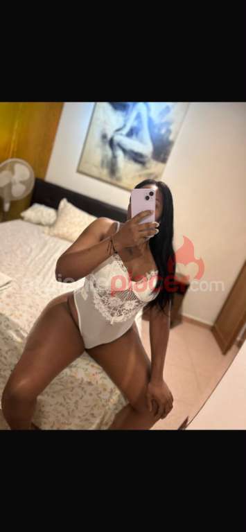 Ven y disfruta de una cita con un ardiente Latina