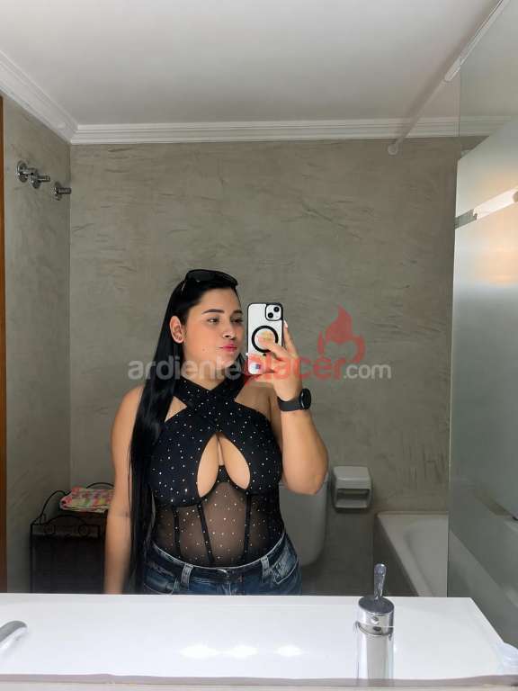 Ven y disfruta de una cita con un ardiente Latina