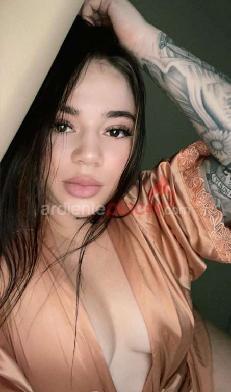 Latina traviesa, cariñosa y adicta a la leche