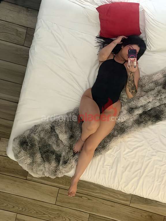 Latina traviesa, cariñosa y adicta a la leche