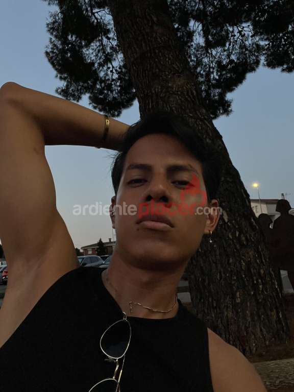 Joven latino complaciente