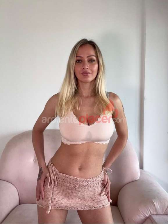 Brasileña juguetona adicta a la leche